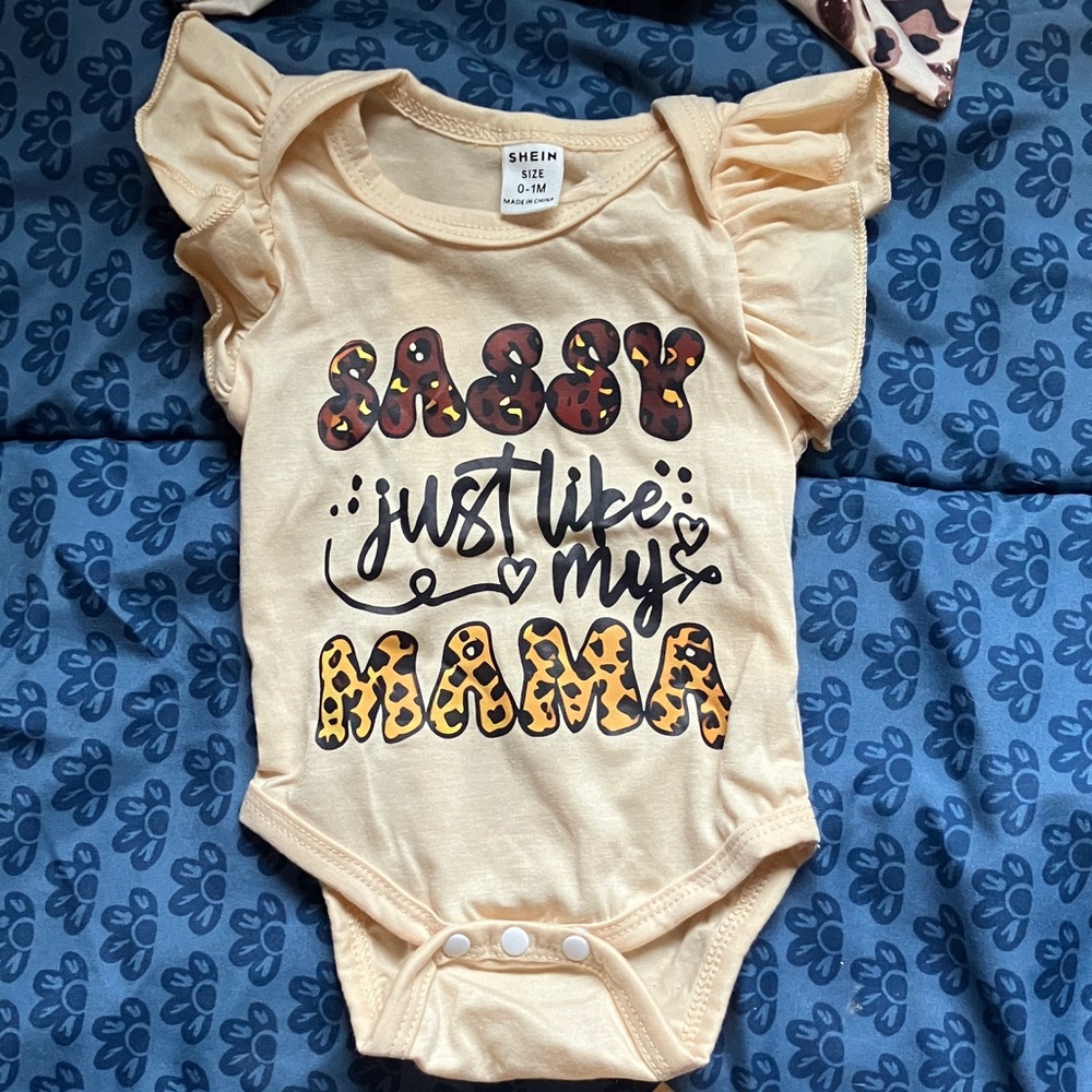 SHEIN Beige Sassy Graphic Baby Onesie